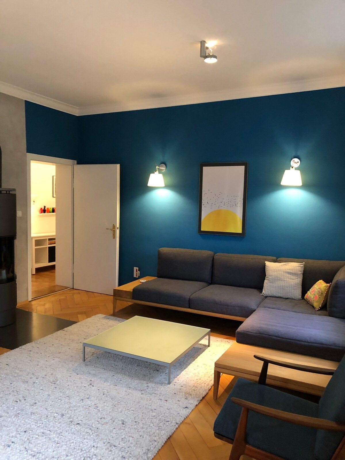 Kaminofen im offenen Wohnzimmer der Wohnung, Feuerholz bereitgestellt.